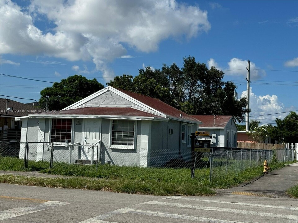 2103 NW 57th St in Miami, FL - Building Photo