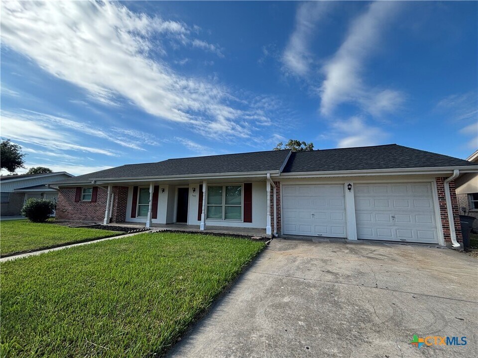 107 Yorkshire Ln in Victoria, TX - Building Photo