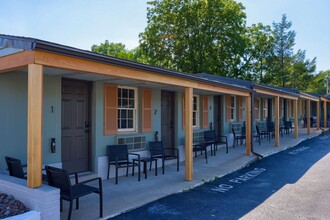 Akron Extended Stay Suites in Akron, PA - Foto de edificio - Building Photo