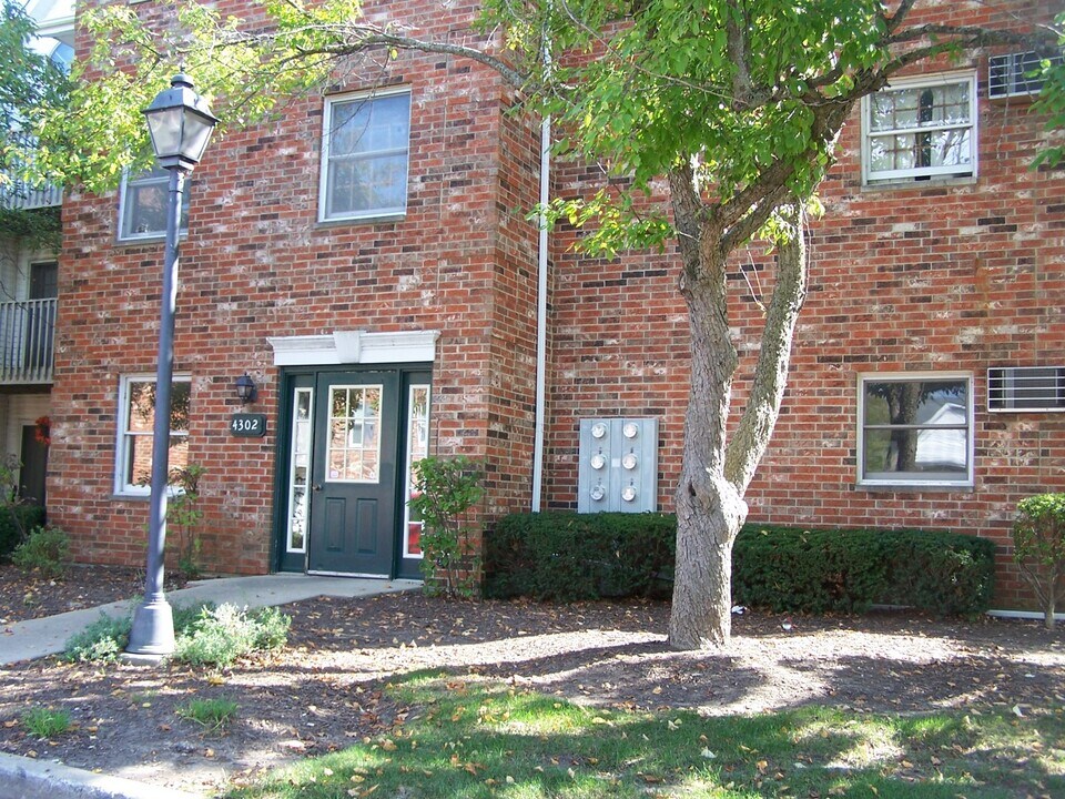 4302 W Shamrock Ln in McHenry, IL - Building Photo