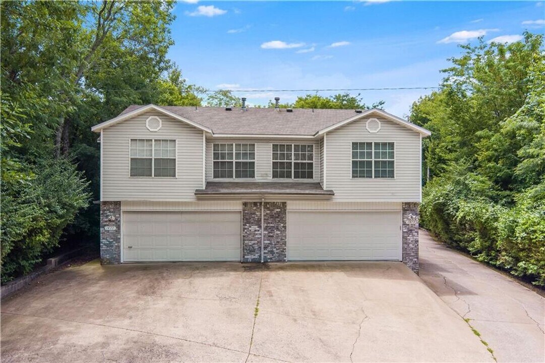 1477 Gregg St in Fayetteville, AR - Building Photo