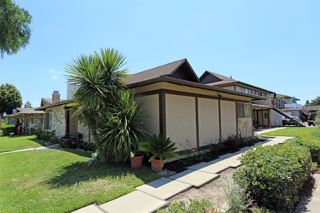 7562 Volga Dr in Huntington Beach, CA - Building Photo