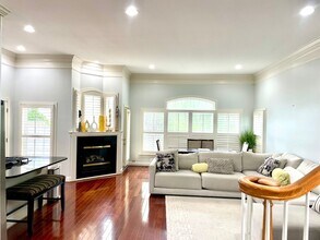10017 Blake Ln in Oakton, VA - Foto de edificio - Building Photo