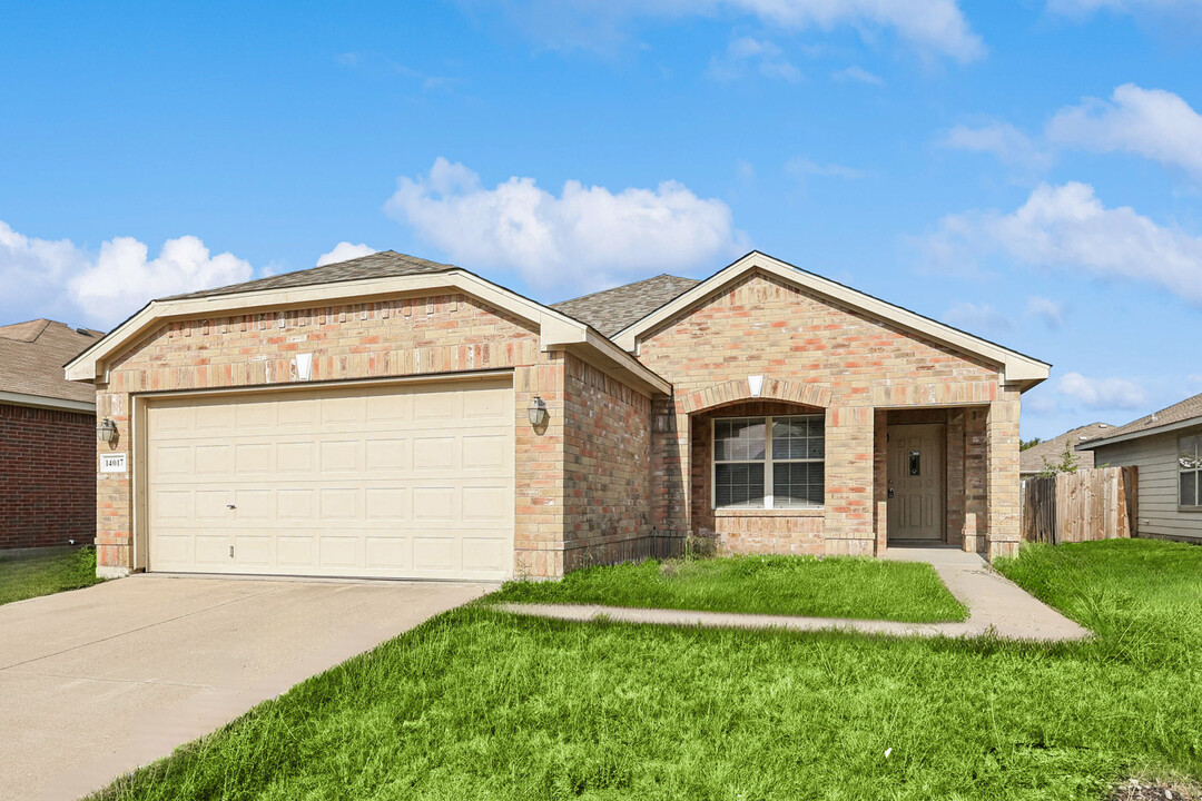 14017 Firebush Ln in Haslet, TX - Foto de edificio