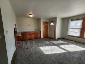 2209 W 4th St in Cedar Falls, IA - Foto de edificio - Building Photo