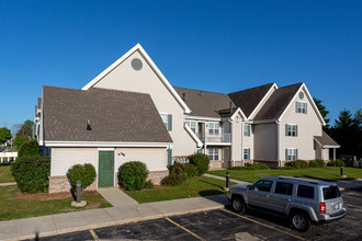 Buckhorn Station Apartment Homes in Cudahy, WI - Foto de edificio - Building Photo