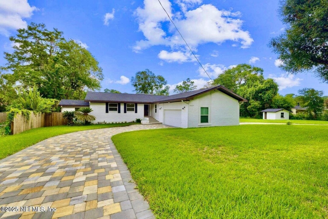 5609 Hyde Park Cir in Jacksonville, FL - Building Photo