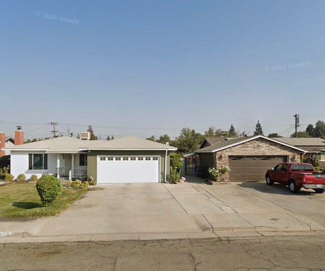 property at 1402 Oak St
