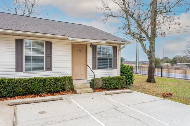 Cannon Court Apartments in Crestview, FL - Building Photo - Building Photo