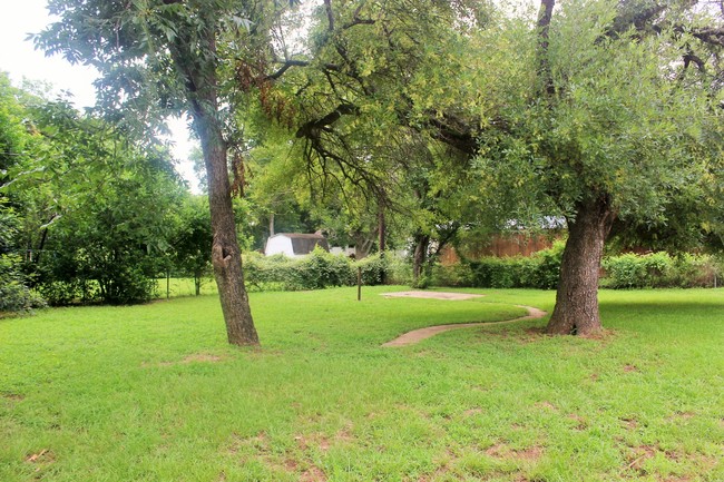 900 E Stone St in Brenham, TX - Building Photo - Building Photo