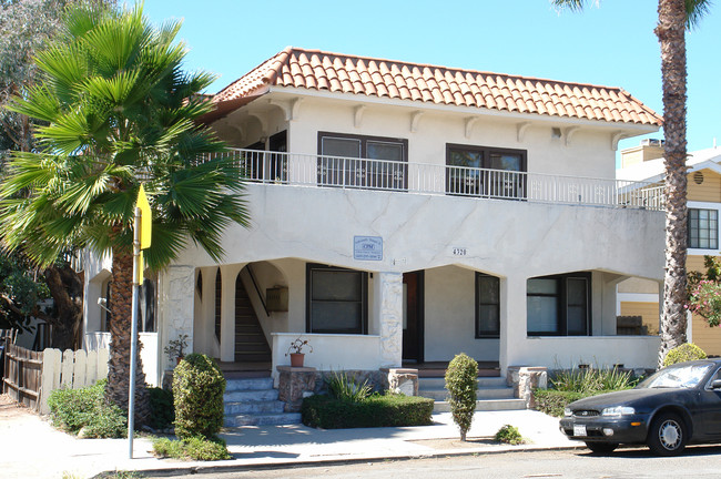 4320 Campus Dr in San Diego, CA - Foto de edificio - Building Photo