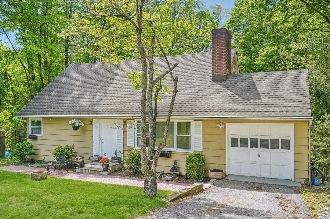 13 Glenwood Rd in Millwood, NY - Building Photo