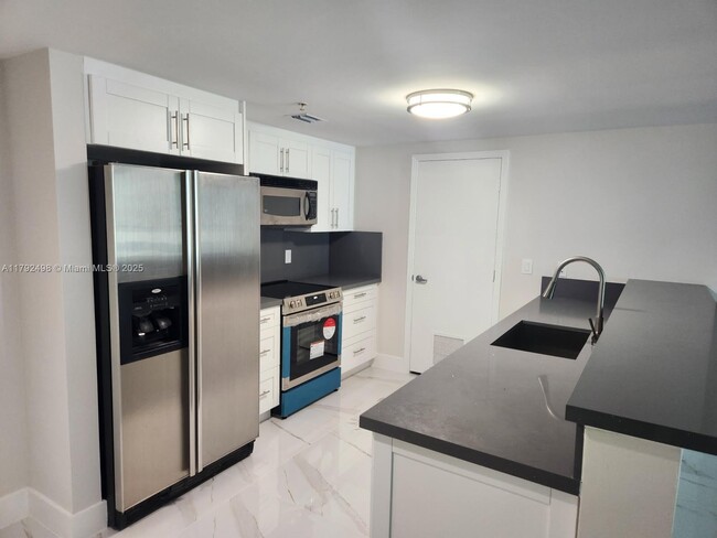 9066 SW 73rd Ct, Unit 905 in Miami, FL - Building Photo - Building Photo