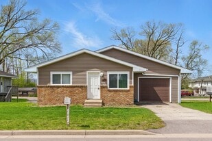 927-933 Park Ave in Onalaska, WI - Building Photo