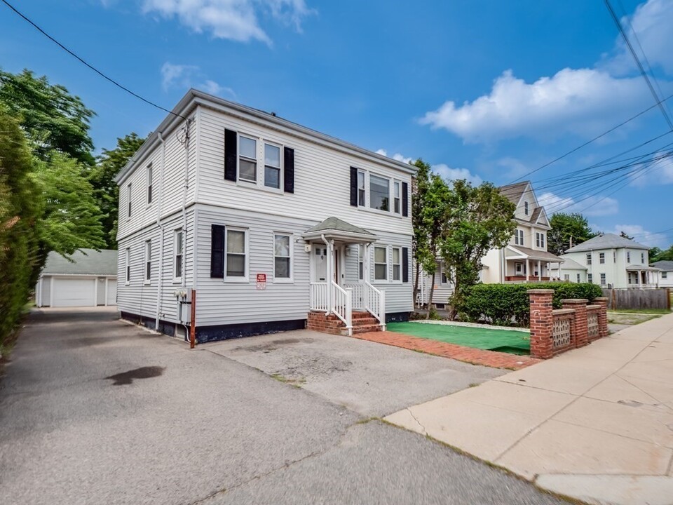 1915 River St in Dedham, MA - Foto de edificio