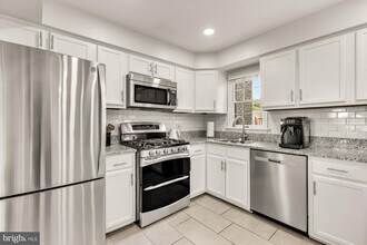 10855 Lockwood Dr in Silver Spring, MD - Foto de edificio - Building Photo