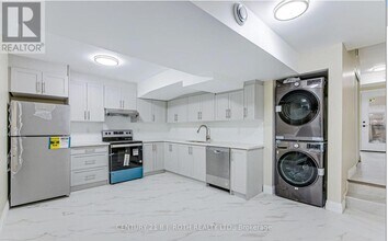 82 Peel St in Barrie, ON - Building Photo - Building Photo