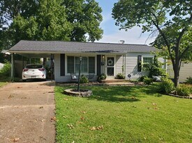 6915 Foxcroft Dr in St. Louis, MO - Building Photo