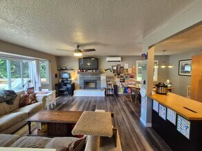 617 Hoylake Ave in Victoria, BC - Building Photo - Building Photo