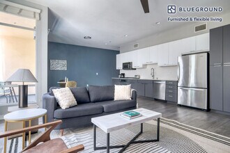 4055 Redwood Ave-Unit -FL2-ID1017 in Los Angeles, CA - Foto de edificio - Building Photo