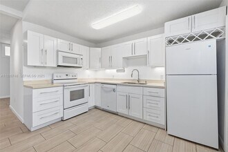 521 NE 70th St-Unit -2 in Miami, FL - Building Photo - Building Photo