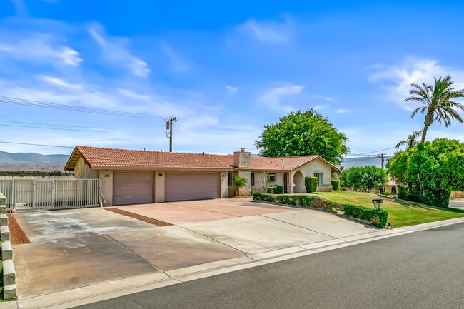 79990 Camelback Dr in Bermuda Dunes, CA - Foto de edificio - Building Photo