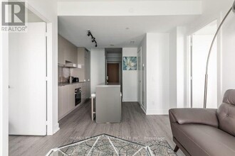 7-5407 Grenville St in Toronto, ON - Building Photo - Building Photo