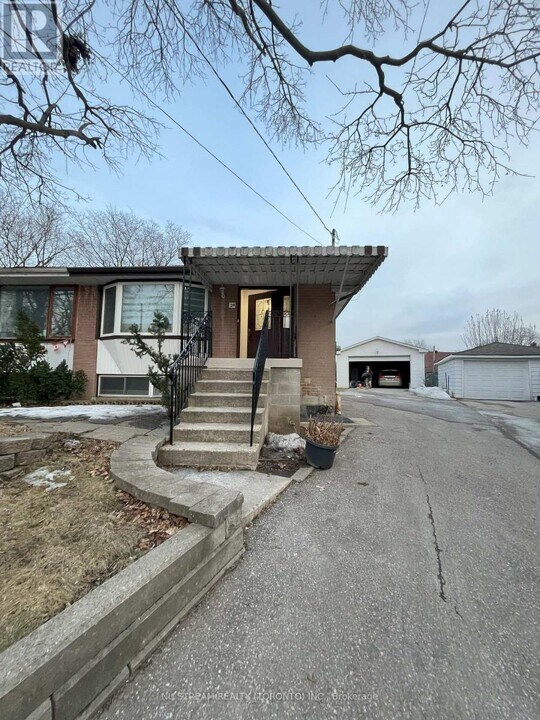 24 Dunboyne Ct in Toronto, ON - Building Photo