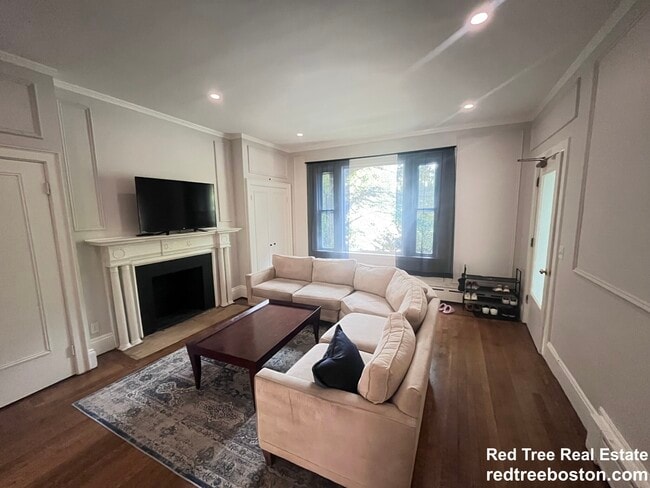 1712 Beacon St, Unit 1 in Brookline, MA - Building Photo - Building Photo