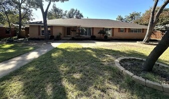 2411 Clayton Ln in Wichita Falls, TX - Building Photo