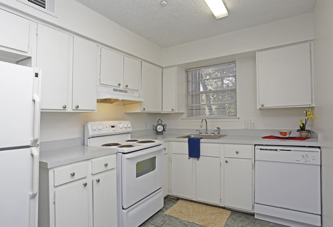 Hampton Court Apartments