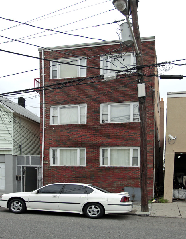 111 Pine St in Elizabeth, NJ - Foto de edificio - Building Photo