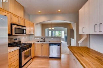 15330 SW Mallard Dr in Beaverton, OR - Foto de edificio - Building Photo