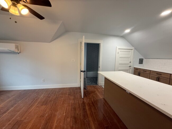 1367 Burdette Ave, Unit Apt 2 in Cincinnati, OH - Building Photo - Building Photo