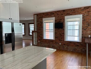 28 Albion St, Unit 2 in Somerville, MA - Foto de edificio - Building Photo