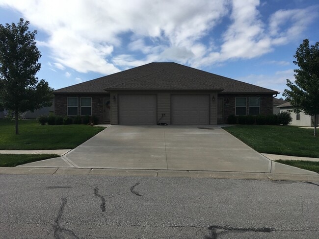 138 SW Rose Garden St in Blue Springs, MO - Building Photo - Building Photo