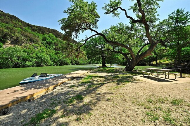 5800 Courtyard Dr in Austin, TX - Building Photo - Building Photo