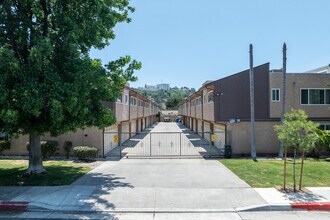 628 E Acacia Ave in Glendale, CA - Building Photo - Building Photo