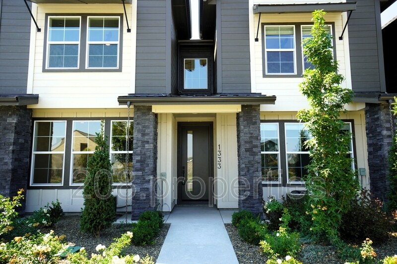 1333 N Webb Wy in Meridian, ID - Building Photo