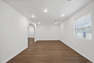 305 E Valentine Rd in Jacksonville, AR - Building Photo - Building Photo