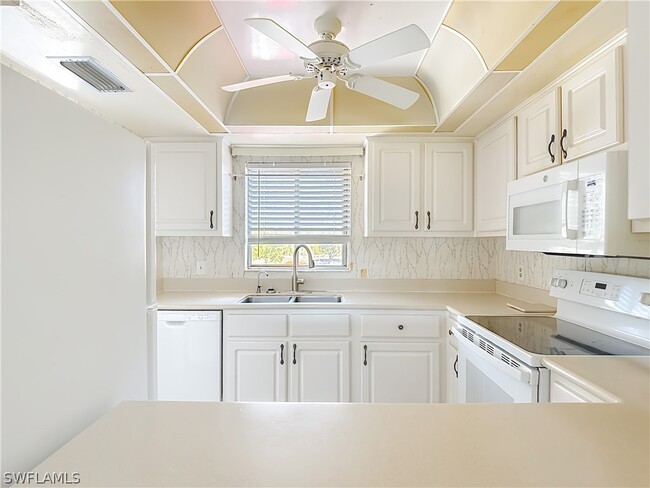 5635 Rattlesnake Hammock Rd in Naples, FL - Building Photo - Building Photo