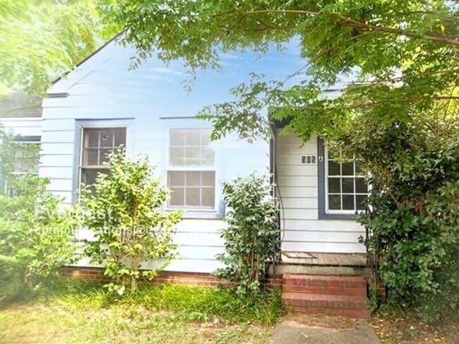 property at 305 N Boundary St