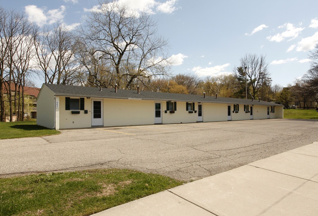 660-672 Flint Rd in Brighton, MI - Building Photo