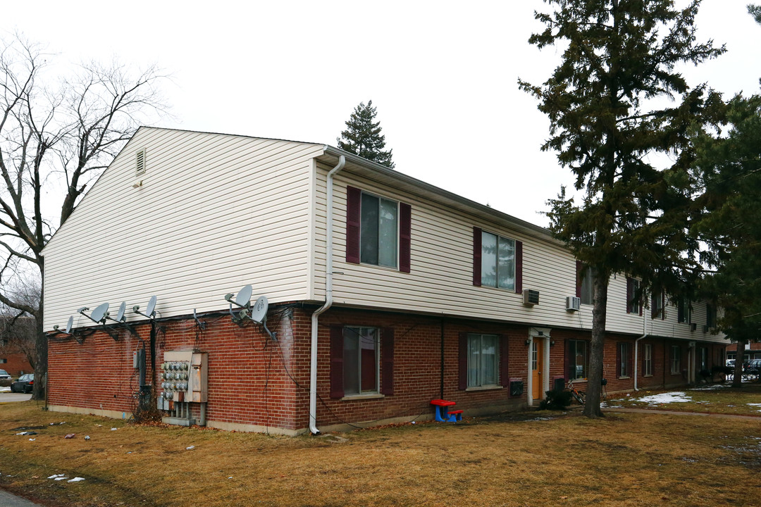 Algonquin Apartments in Rolling Meadows, IL - Building Photo