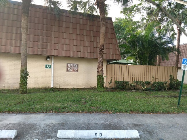 705 Mill Valley Pl in West Palm Beach, FL - Building Photo - Building Photo