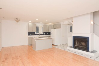 849 W Fletcher St, Unit G09C in Chicago, IL - Building Photo - Building Photo