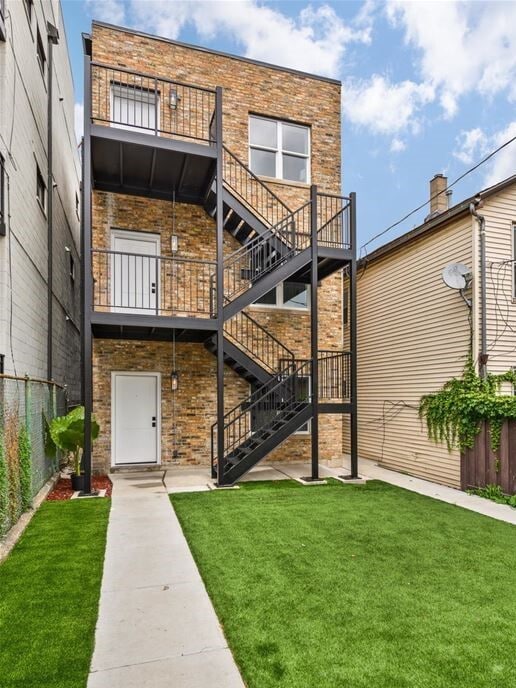 1815 W Augusta Blvd, Unit 2 in Chicago, IL - Foto de edificio - Building Photo