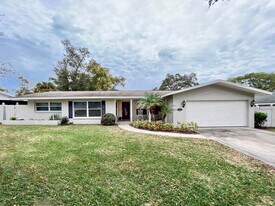 1858 Oak Park Dr S in Clearwater, FL - Building Photo