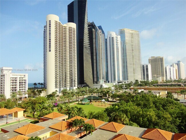 210-174 174th St in Sunny Isles Beach, FL - Foto de edificio - Building Photo
