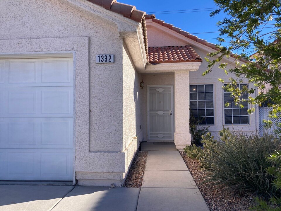 1332 N Rainbow Meadows Dr in Las Vegas, NV - Building Photo
